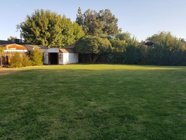 Building Photo - Charming Clovis 3/2 Home with New Solar Sy...