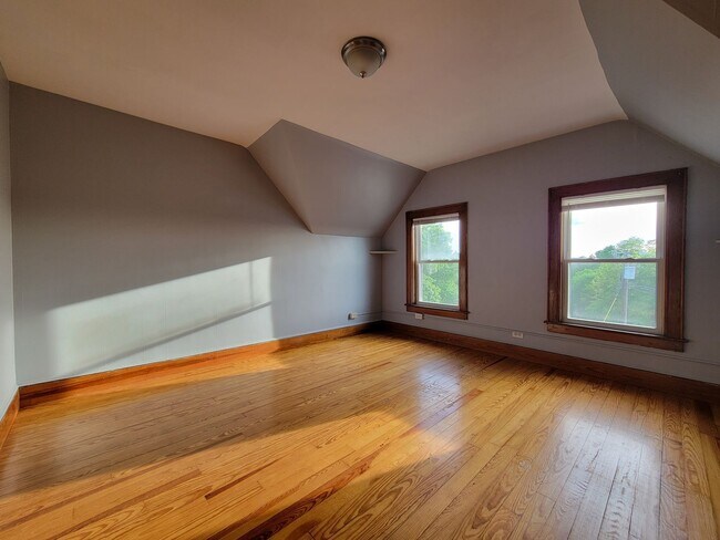 Building Photo - 402 Hevey St