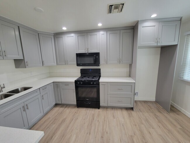 Kitchen - 3052 Honolulu Ave