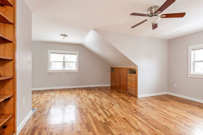 Building Photo - 703 10th St