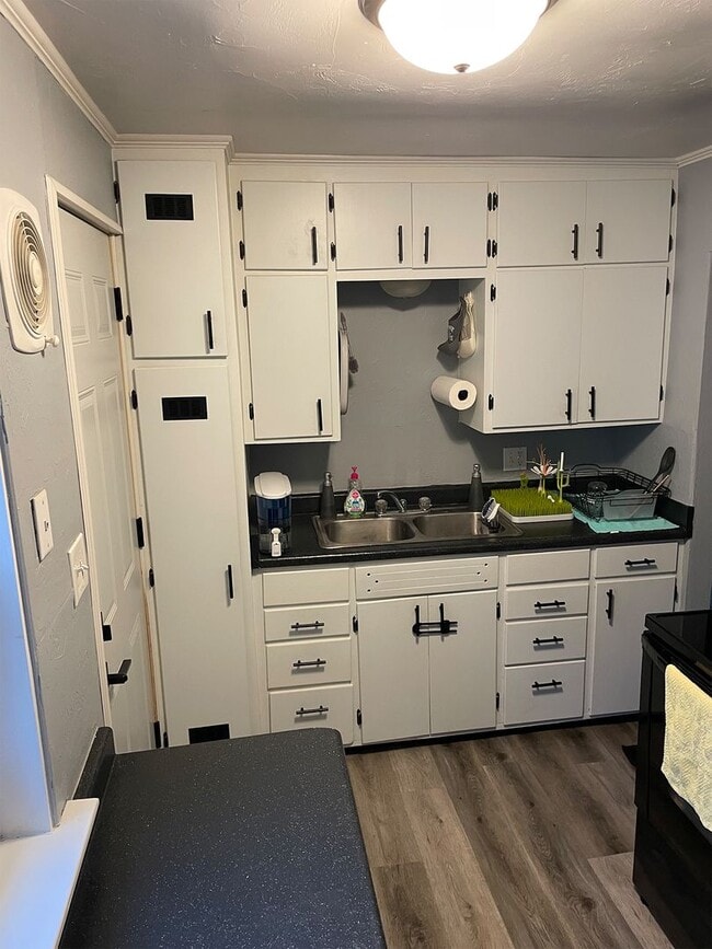 Building Photo - "Discover Your Ideal Home: Charming 3-Bedroom Residence in the Heart of Appleton, WI!"