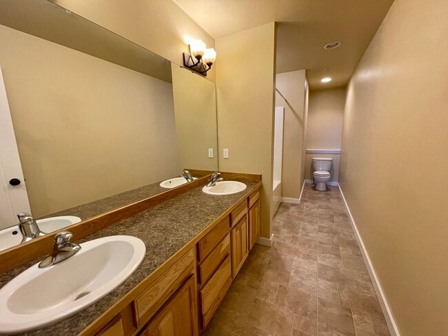 Building Photo - Lovely 3 Bed 2.5 home with 2 car garage