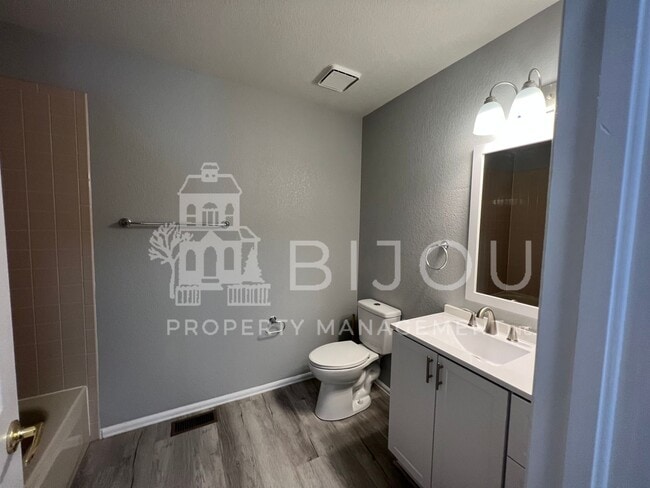 Building Photo - Spacious Rockrimmon Townhome