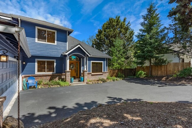 Building Photo - Beautiful bright home with large yard, fin...