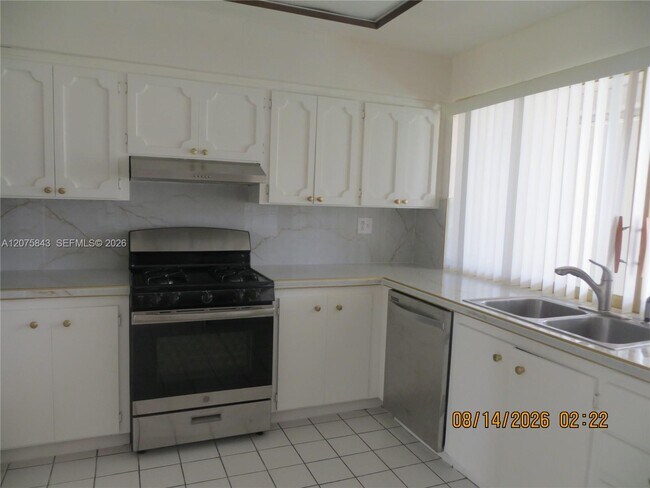 Building Photo - 8570 Sunset Strip