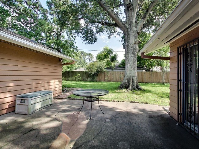 Building Photo - 5147 Indigo St