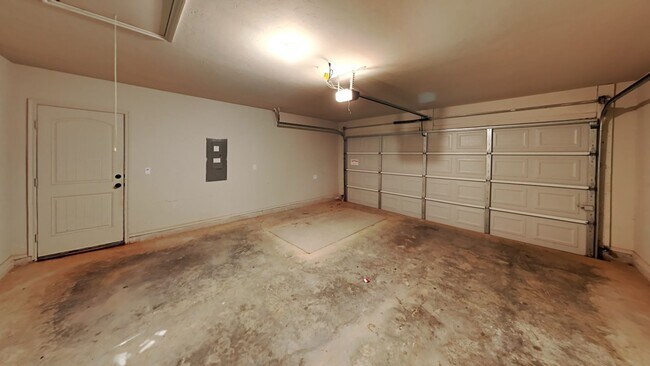 Building Photo - Beautiful 4 Bedroom 2 Bathroom Home in Pie...