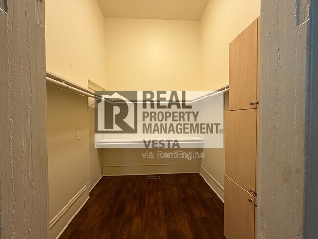 Building Photo - 1065 College St