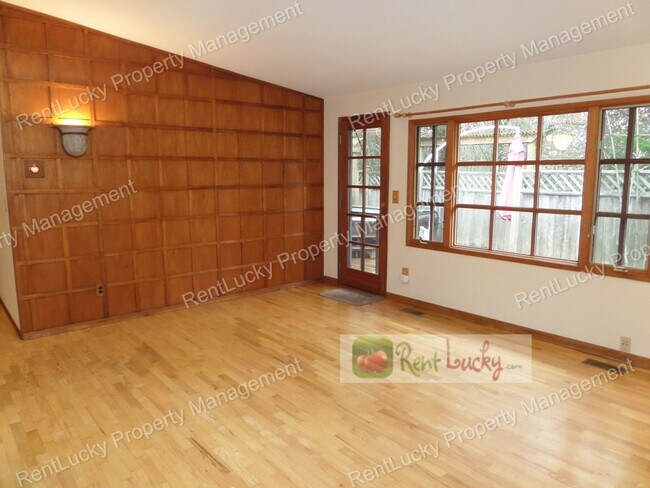 Building Photo - RARE FIND! Adorable 3-Bedroom Mid-Century Home in Great Des Moines Location!!