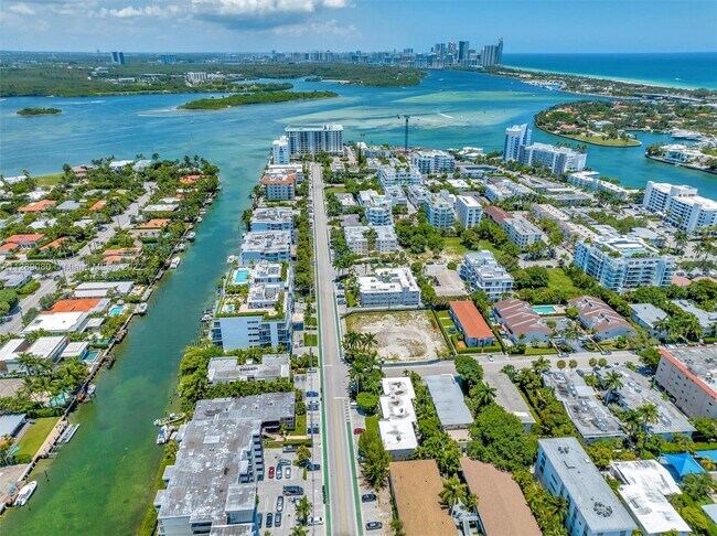 Building Photo - 9940 W Bay Harbor Dr