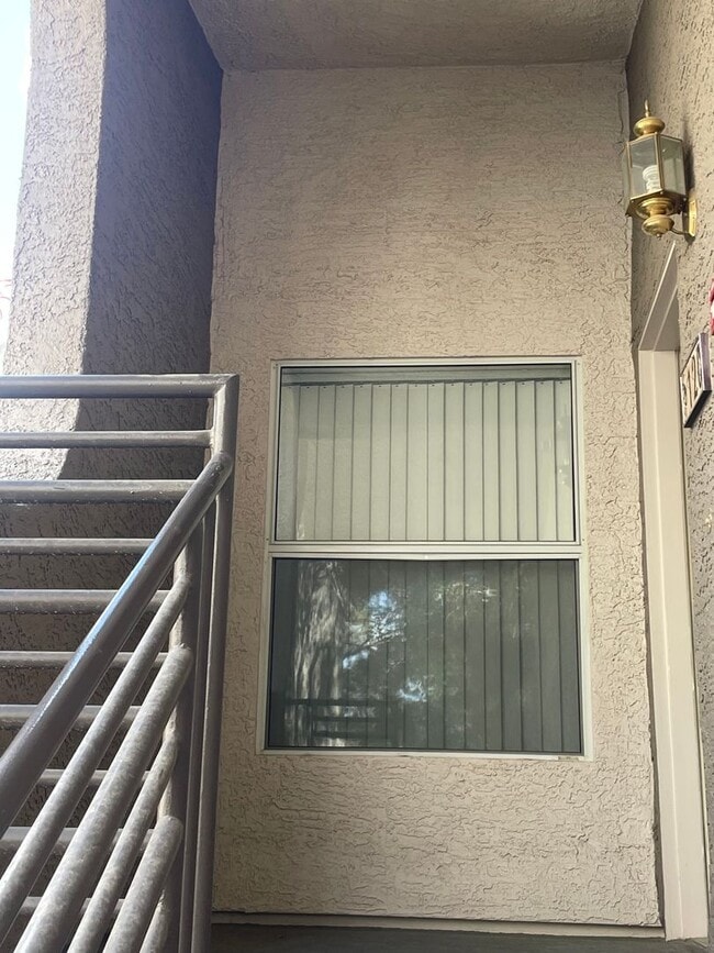 Building Photo - upper level with balcony - Boulder City