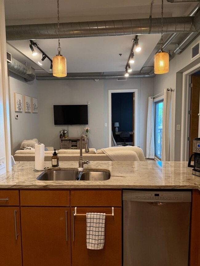 Building Photo - Two Bed/Two Bath Condo in Downtown