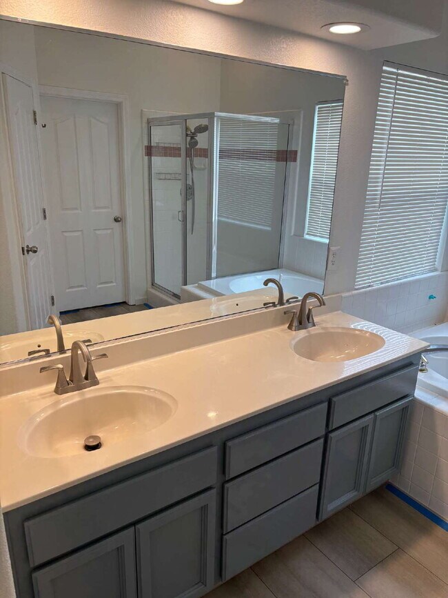 Building Photo - Spacious 4 Bed, 2 Bath Home with 3-Car Garage, Nice Backyard & Pet-Friendly Living