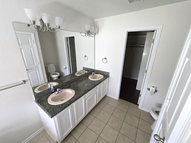 Building Photo - 16020 Fountainview Dr