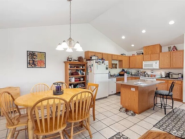 Building Photo - 2296 James Cir