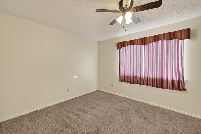 Building Photo - 11866 Plumbrook Dr