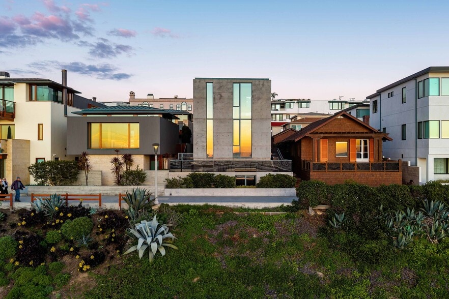 Building Photo - 1812 The Strand