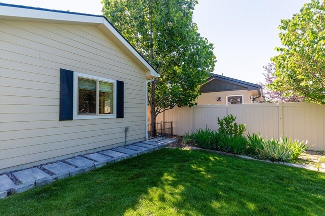 Building Photo - Charming Fully Furnished 1 Bedroom, 1 Bath...