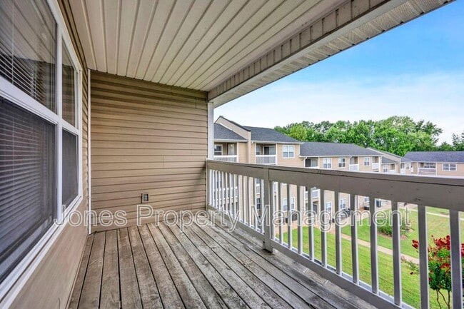 Building Photo - 301 Country Club Dr NE