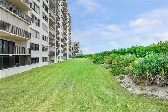 Building Photo - 10044 S Ocean Dr