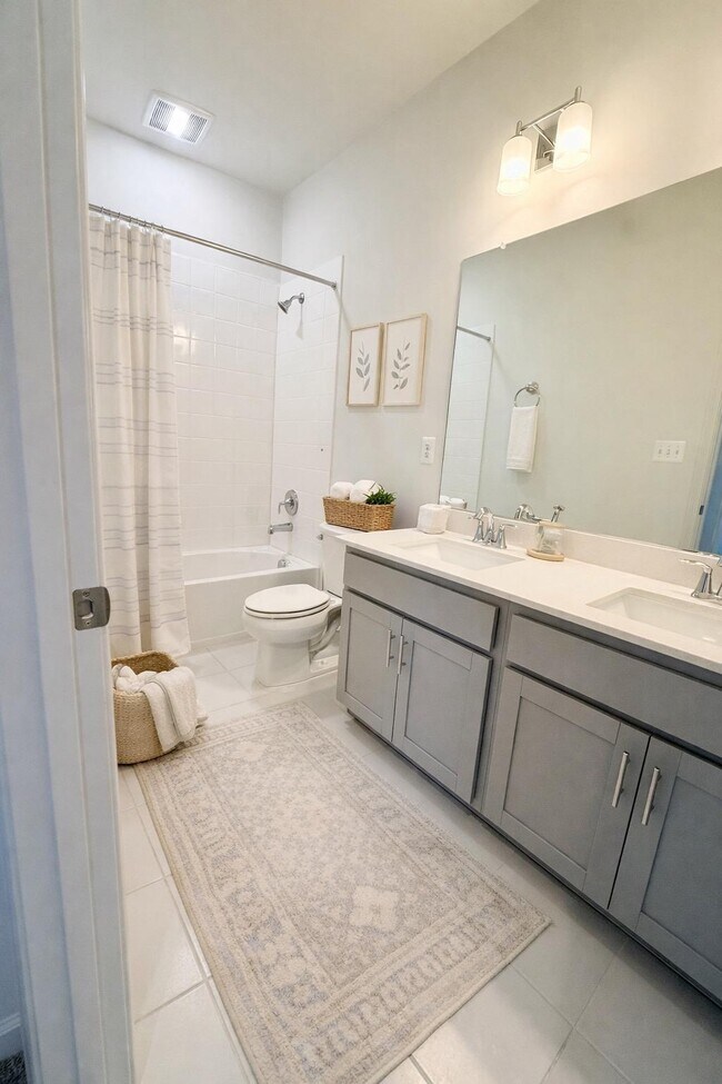 Building Photo - 10165 Queens Wy