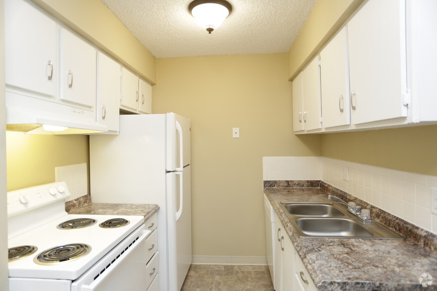 2BR, 1.5BA - 910 SF - Candlelite Apartments