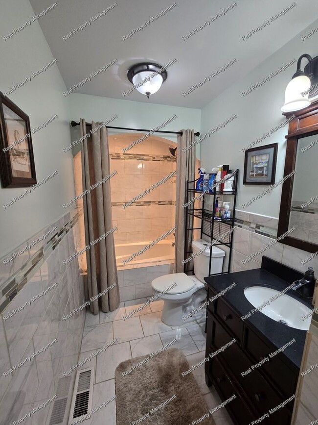 Building Photo - Three Bedroom Bi-Level