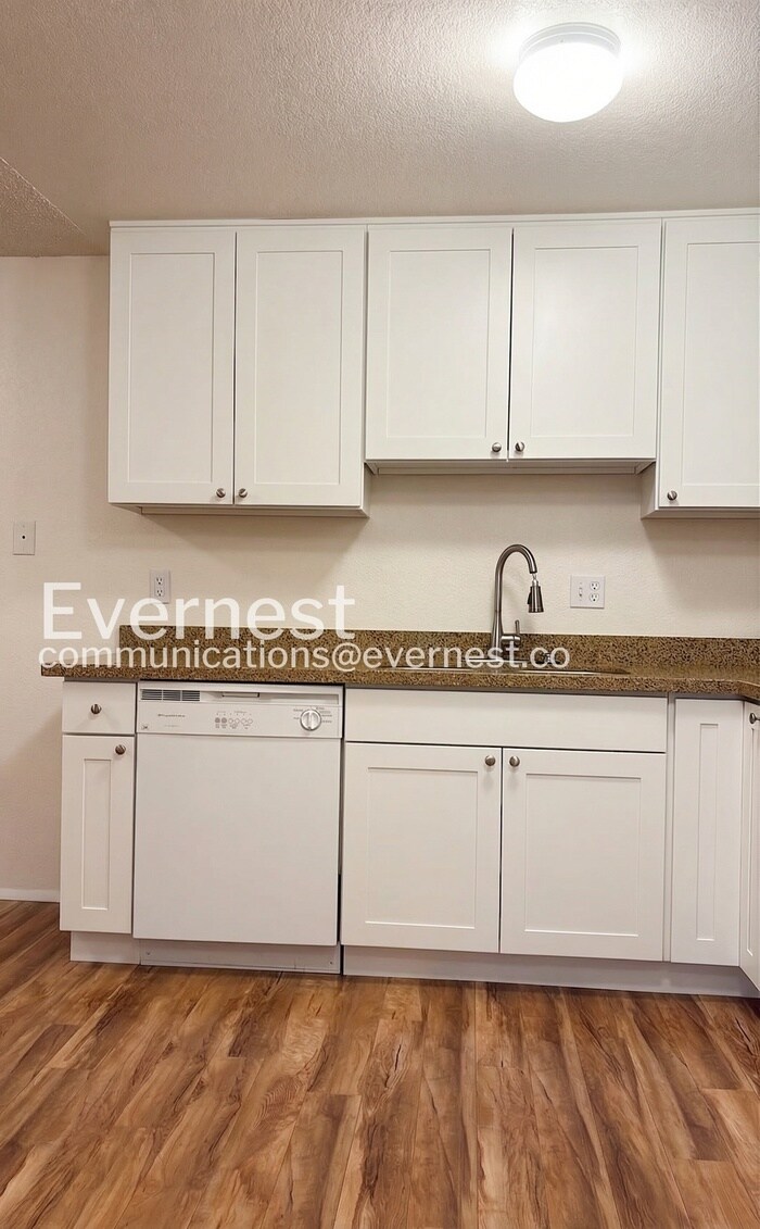 Building Photo - 1150 NE Sunset Blvd