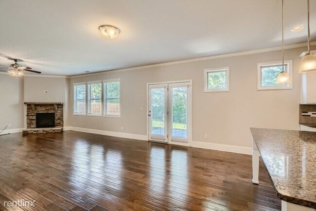 Building Photo - 4 br, 2.5 bath House - 6410 Country Lake R...