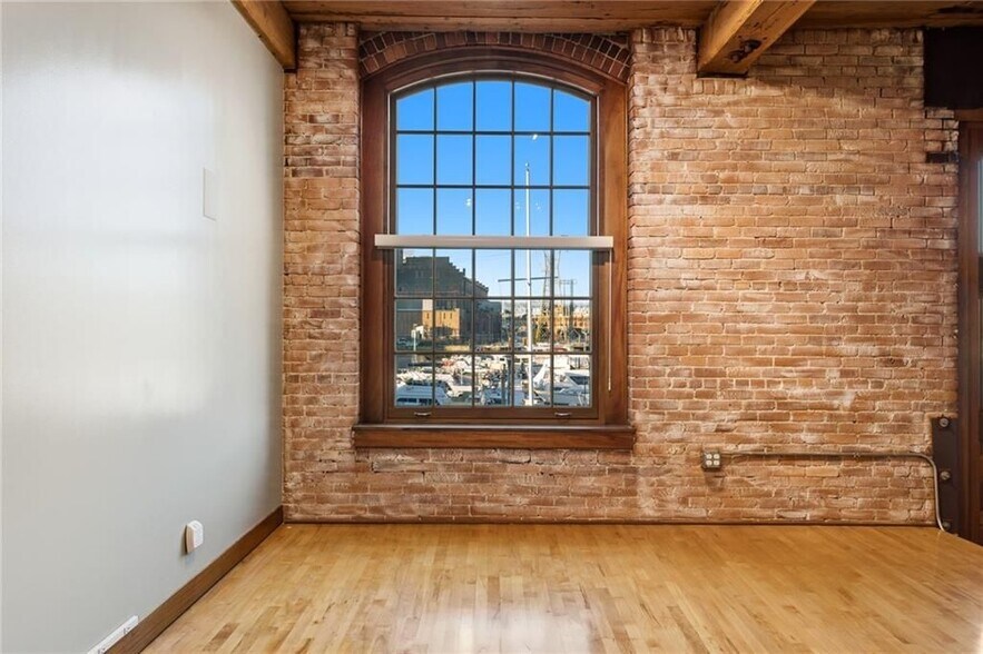 Building Photo - 555 S Water St