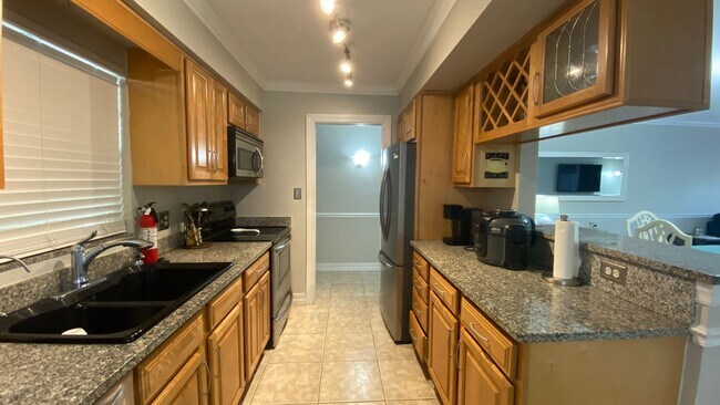 Building Photo - Charming 2/2 Seasonal Rental in Sarasota –...