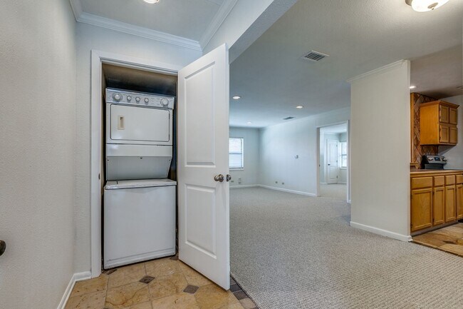 Building Photo - 1 BEDROOM BOUTIQUE APARTMENT