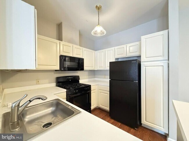 Building Photo - Beautiful 2bd 1bth private patio-level condo in New Town with a peaceful wooded view!