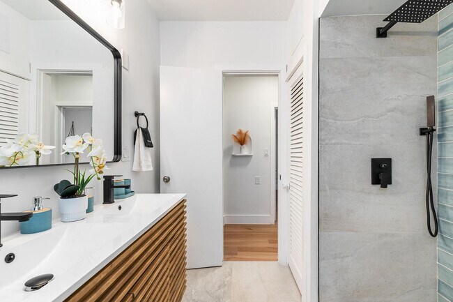 Building Photo - 1336 NE 14th Ave