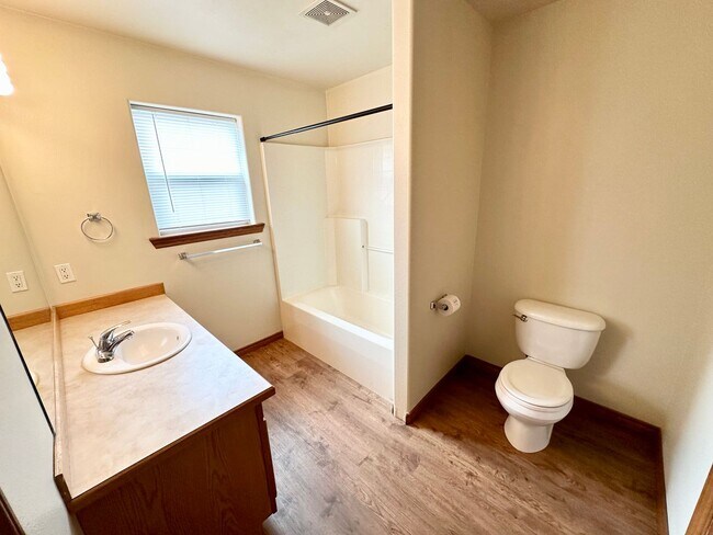 Building Photo - 3 Bedroom Home North of CWU
