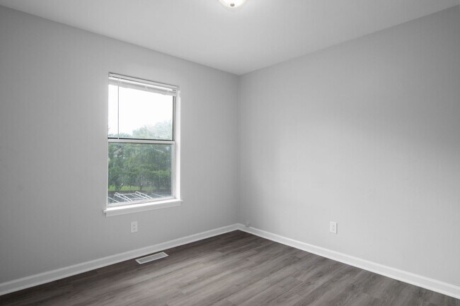 Building Photo - 4 Bed/2 1/2 Bathroom On Bus Line Undergrads Pets