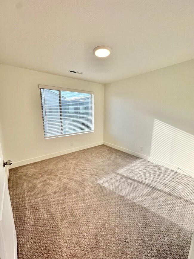 Building Photo - Desert Color Townhome!