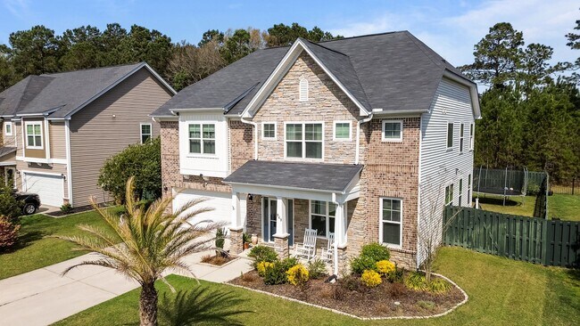 Building Photo - Beautifully Upgraded Home with Outdoor Fire Pit and Fenced Backyard in Buckhead East