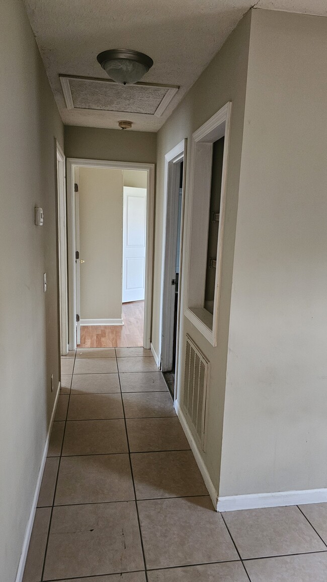 Building Photo - 111 Dixie Ct