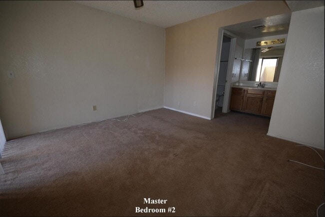 Building Photo - 850 S River Dr