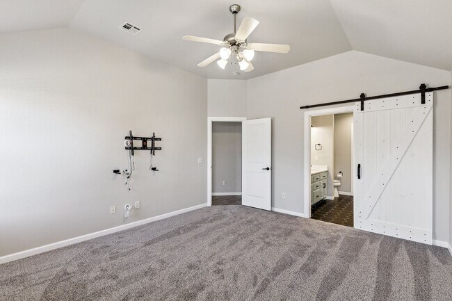 Building Photo - 824 Hunter Pl