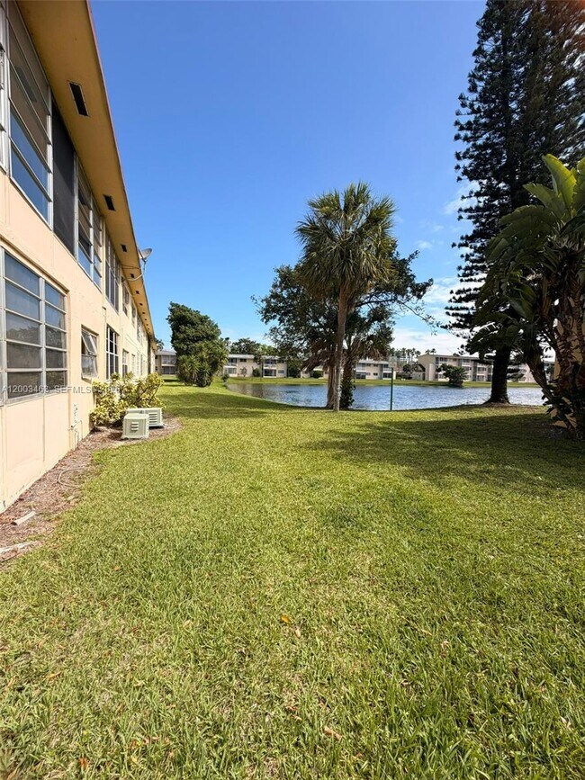 Building Photo - 20111 NE 27th Ct