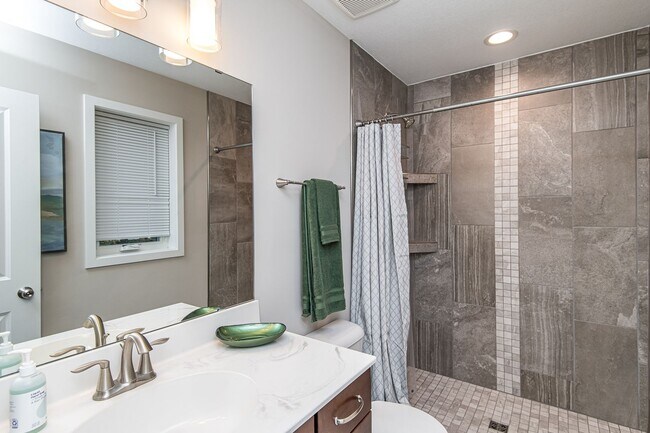 Building Photo - 3367 Ridgeline Dr SE