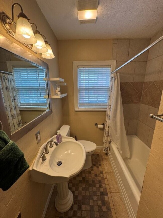 Building Photo - Cutest 3 bed with historic charm, so close...