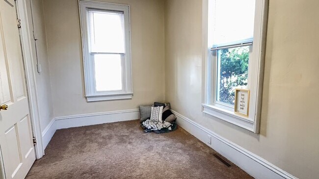 Building Photo - 629 Otter Ave