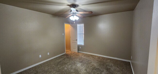 Building Photo - 2 bedroom 2 bath close to Clear Creek 8/12 move in date