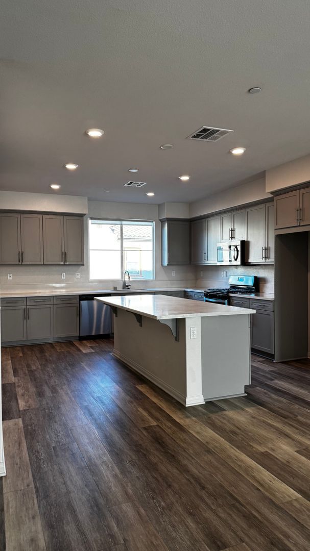 Building Photo - 4 bedroom townhome in Camarillo’s Springvi...