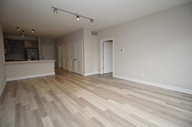 Building Photo - 1554 N Talman Ave