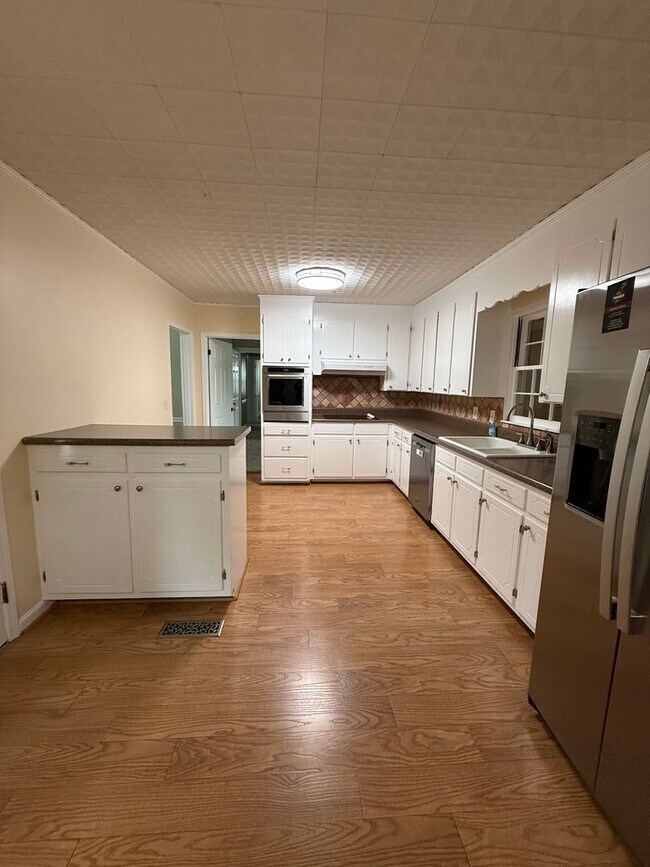 Building Photo - Charming 3-Bedroom Home in the Heart of Mu...