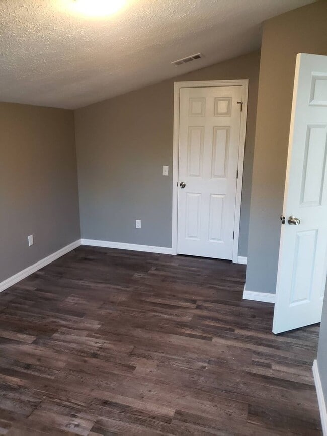 Building Photo - Great Efficiency Unit, Close to Tyndall AFB!